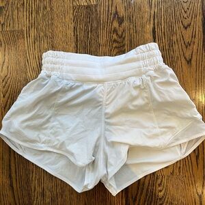 lulu hottie hot shorts white, size 2, inseam 2.5